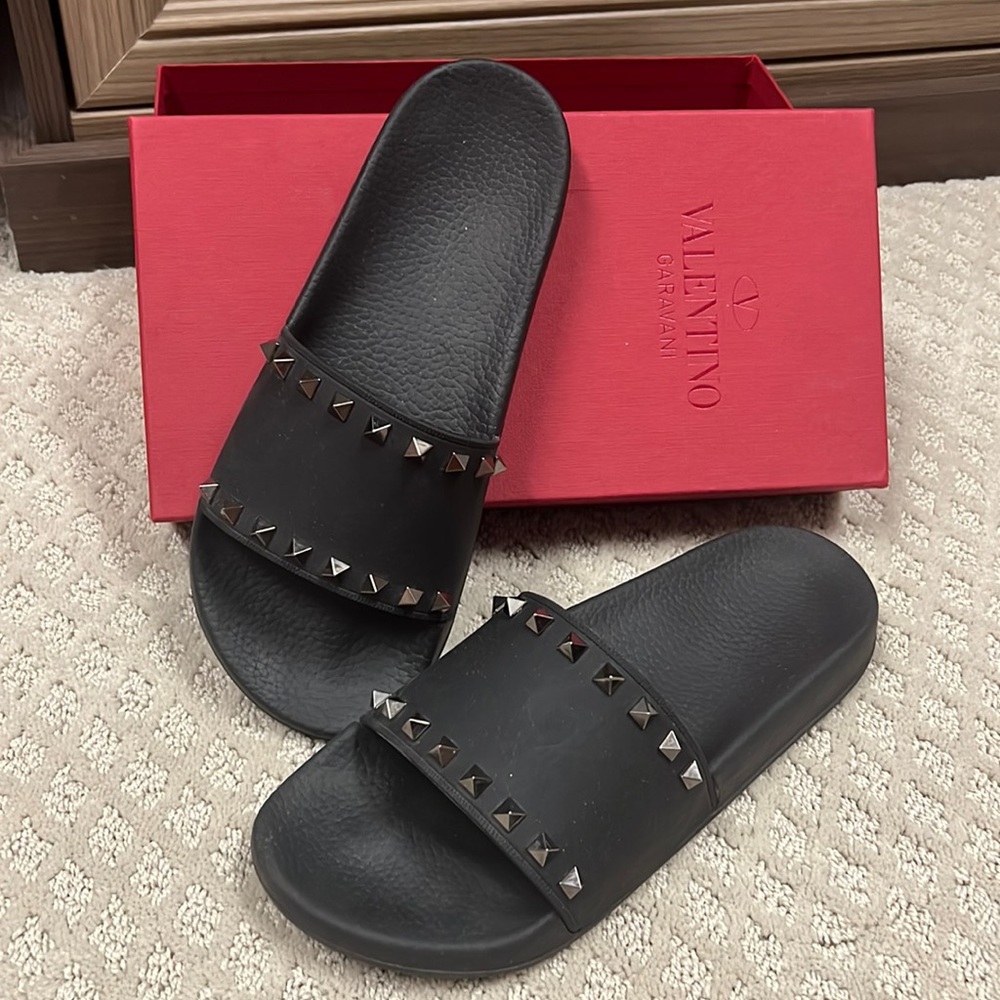 VALENTINO Black Rockstud Pool Slides! Current style!